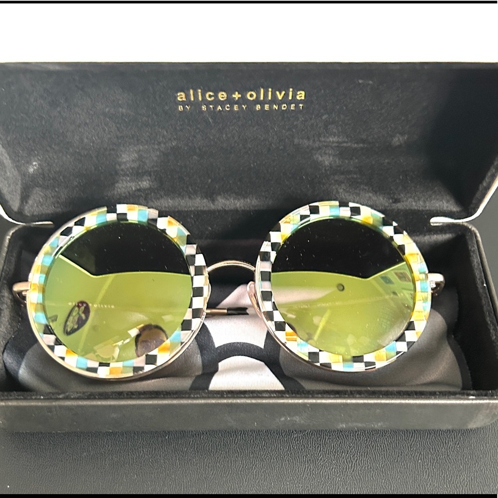 Alice + Olivia Round Sunglasses- SOLD